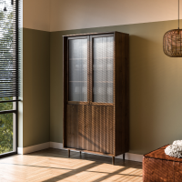 Cristaleira Feita em Madeira Maciça com o acabamento na cor castanho amadeirado. Duas portas com vidro canelado e duas em madeira | Coleção Jazz